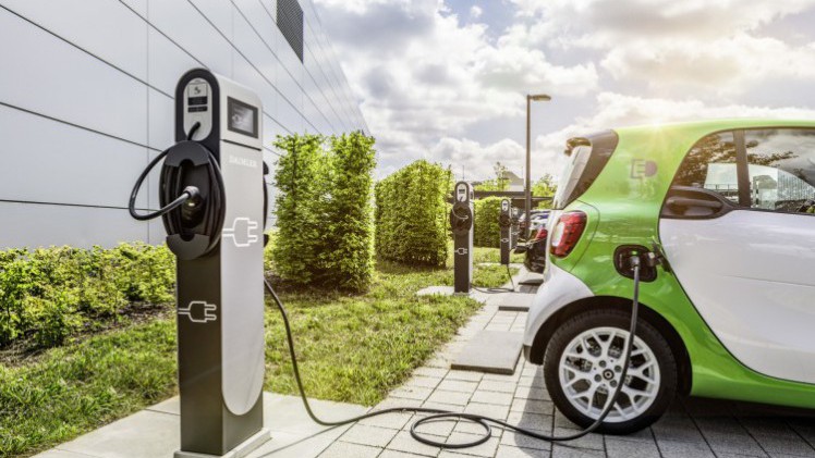 Daimler voorziet ontwikkelingen op verschillende aandrijflijnen, elektrisch, hybride, accu, brandstofcel en verbrandingsmotor.