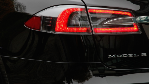 Daimler heeft zijn belang van 3,9 procent in de Amerikaanse branchegenoot Tesla Motors verkocht. De verkoop van de aandelen leverde 780 miljoen dollar (613 miljoen euro) op.