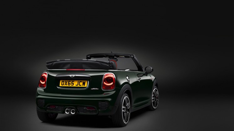 Mini onthult Mini John Cooper Works Cabrio met 231 pk. Het topmodel komt in maart 2016 op de markt en wordt in het Nederlandse Born geproduceerd.