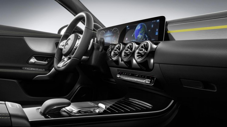 Mercedes lanceert binnenkort de nieuwe A-klasse. De eerste foto's betreffen het interieur met een bijzonder instrumentarium.