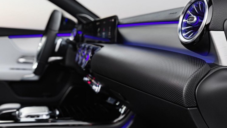 Mercedes lanceert binnenkort de nieuwe A-klasse. De eerste foto's betreffen het interieur met een bijzonder instrumentarium.