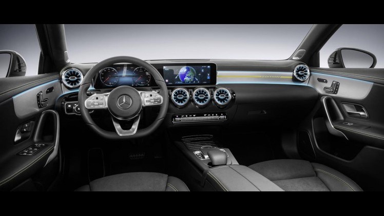 Mercedes lanceert binnenkort de nieuwe A-klasse. De eerste foto's betreffen het interieur met een bijzonder instrumentarium.