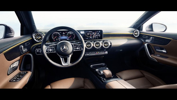 Mercedes lanceert binnenkort de nieuwe A-klasse. De eerste foto's betreffen het interieur met een bijzonder instrumentarium.
