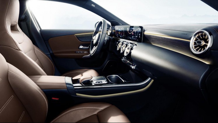 Mercedes lanceert binnenkort de nieuwe A-klasse. De eerste foto's betreffen het interieur met een bijzonder instrumentarium.