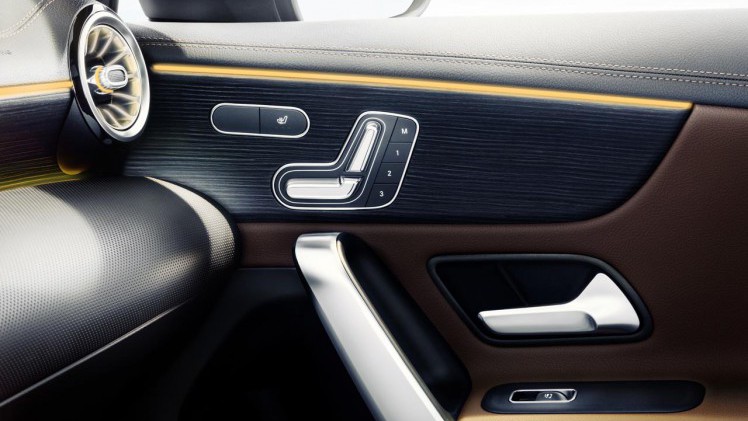 Mercedes lanceert binnenkort de nieuwe A-klasse. De eerste foto's betreffen het interieur met een bijzonder instrumentarium.
