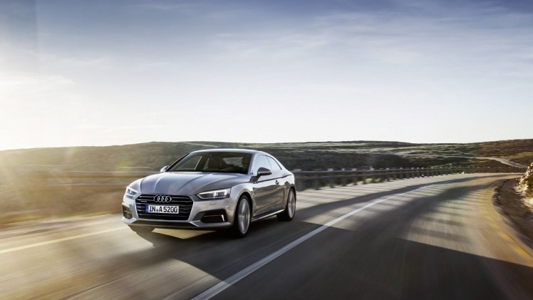 Na bijna tien jaar krijgt de A5 een tweede generatie. Volgens Audi-traditie presenteert de nieuweling zich als een evolutie van zijn voorganger. AutoVandaag zocht uit hoe de nieuwe coup? bevalt.