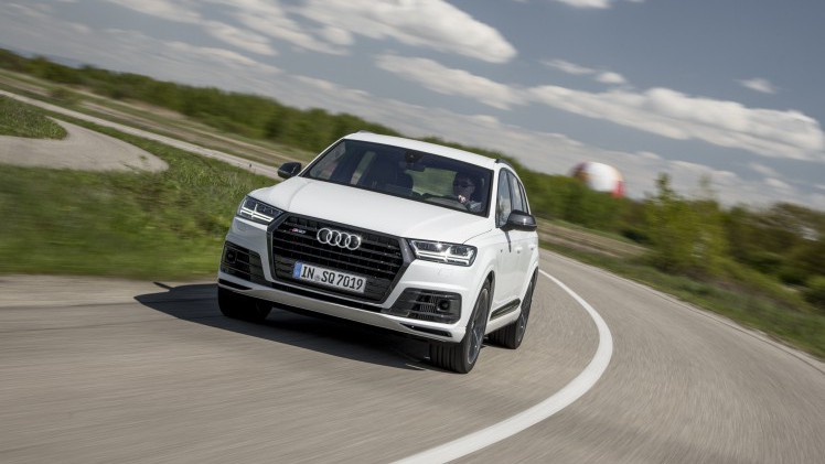 De Audi SQ7 is met zijn 4.0 TDI V8 sneller (maar niet krachtiger) dan de Audi Q7 6.0 V12 TDI. En zijn prijs is al helemaal een lachtertje.