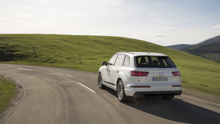 De Audi SQ7 is met zijn 4.0 TDI V8 sneller (maar niet krachtiger) dan de Audi Q7 6.0 V12 TDI. En zijn prijs is al helemaal een lachtertje.