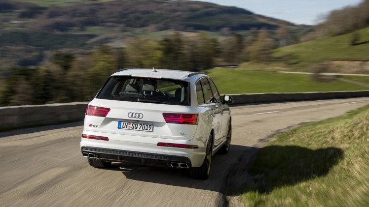 De Audi SQ7 is met zijn 4.0 TDI V8 sneller (maar niet krachtiger) dan de Audi Q7 6.0 V12 TDI. En zijn prijs is al helemaal een lachtertje.