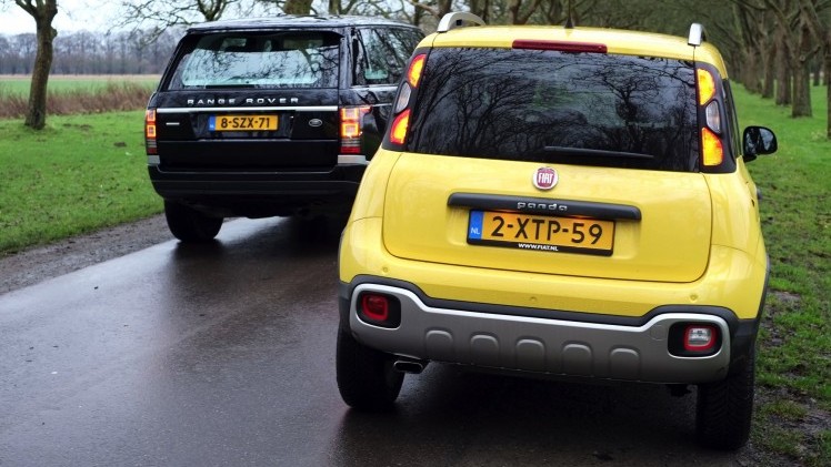 Autotest terreinrijden met een Fiat Panda Cross en een Range Rover LWB, twee uitersten in terreinvaardigheid.
