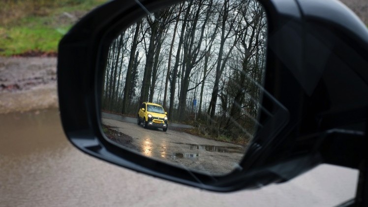 Autotest terreinrijden met een Fiat Panda Cross en een Range Rover LWB, twee uitersten in terreinvaardigheid.