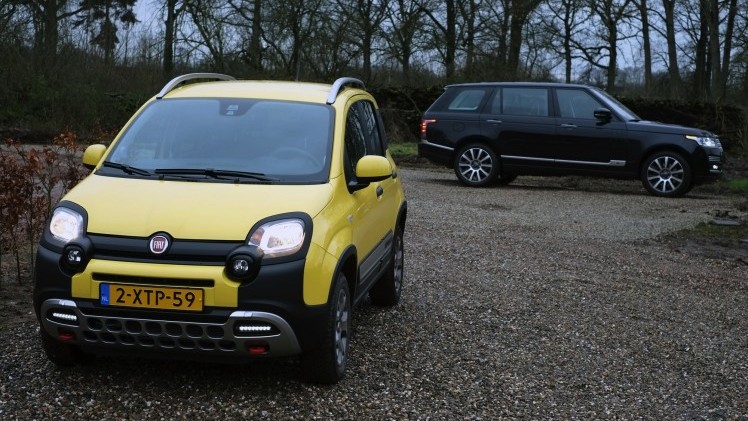 Autotest terreinrijden met een Fiat Panda Cross en een Range Rover LWB, twee uitersten in terreinvaardigheid.
