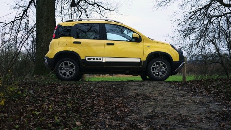 Autotest terreinrijden met een Fiat Panda Cross en een Range Rover LWB, twee uitersten in terreinvaardigheid.