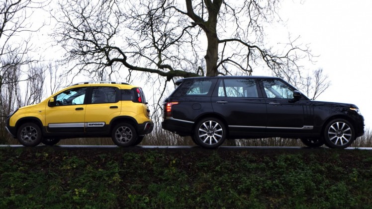 Autotest terreinrijden met een Fiat Panda Cross en een Range Rover LWB, twee uitersten in terreinvaardigheid.