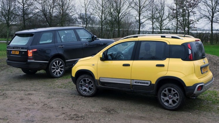 Autotest terreinrijden met een Fiat Panda Cross en een Range Rover LWB, twee uitersten in terreinvaardigheid.