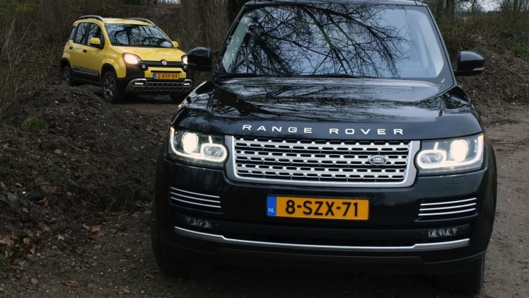Autotest terreinrijden met een Fiat Panda Cross en een Range Rover LWB, twee uitersten in terreinvaardigheid.