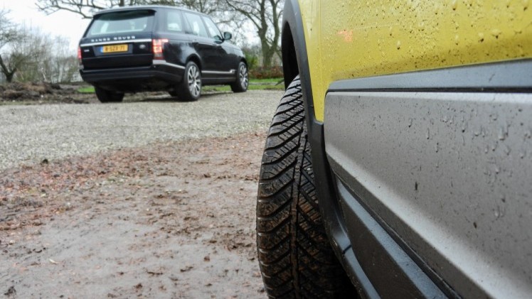 Autotest terreinrijden met een Fiat Panda Cross en een Range Rover LWB, twee uitersten in terreinvaardigheid.
