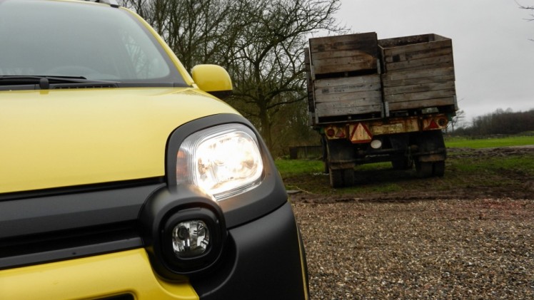 Autotest terreinrijden met een Fiat Panda Cross en een Range Rover LWB, twee uitersten in terreinvaardigheid.