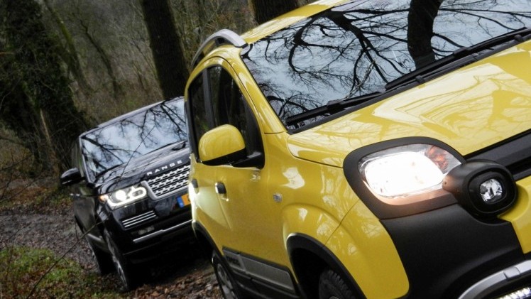 Autotest terreinrijden met een Fiat Panda Cross en een Range Rover LWB, twee uitersten in terreinvaardigheid.