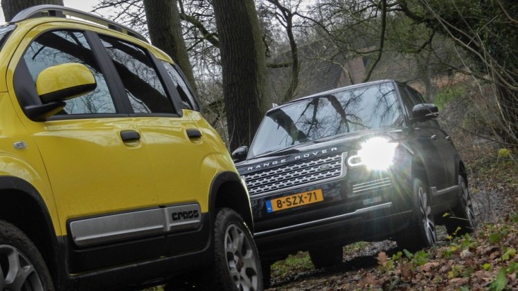 Autotest terreinrijden met een Fiat Panda Cross en een Range Rover LWB, twee uitersten in terreinvaardigheid.