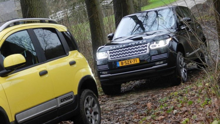 Autotest terreinrijden met een Fiat Panda Cross en een Range Rover LWB, twee uitersten in terreinvaardigheid.