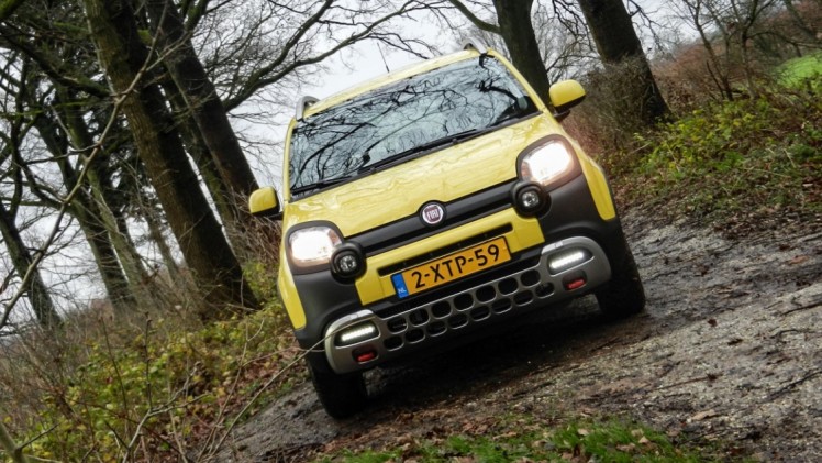 Autotest terreinrijden met een Fiat Panda Cross en een Range Rover LWB, twee uitersten in terreinvaardigheid.