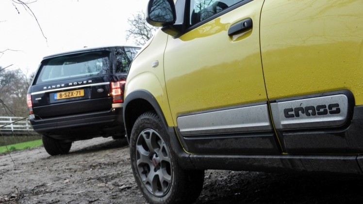 Autotest terreinrijden met een Fiat Panda Cross en een Range Rover LWB, twee uitersten in terreinvaardigheid.