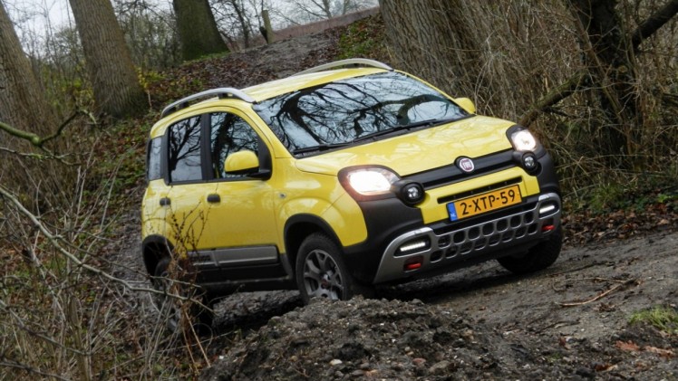 Autotest terreinrijden met een Fiat Panda Cross en een Range Rover LWB, twee uitersten in terreinvaardigheid.