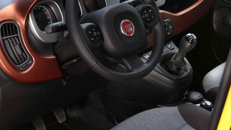 Autotest terreinrijden met een Fiat Panda Cross en een Range Rover LWB, twee uitersten in terreinvaardigheid.