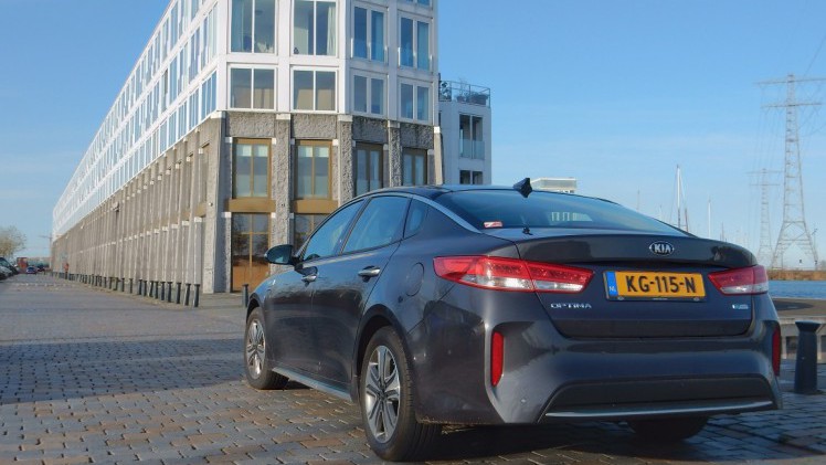 Kia heeft het Optima-aanbod uitgebreid met de PHEV. Zet die uitvoering de Optima beter neer op ze zakelijke markt? Met een rijtest zocht AutoVandaag dat uit.