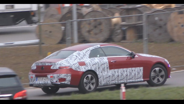 De nieuwe Mercedes-Benz E-Klasse Coup W238 is gespot met weinig camouflage en komt in 2017 op de markt.