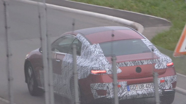 De nieuwe Mercedes-Benz E-Klasse Coup W238 is gespot met weinig camouflage en komt in 2017 op de markt.