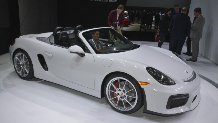 Porsche zet de nieuwe Boxster Spyder als wereldprimeur op de New York International Auto Show 2015.