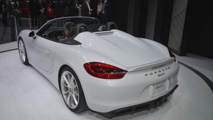 Porsche zet de nieuwe Boxster Spyder als wereldprimeur op de New York International Auto Show 2015.