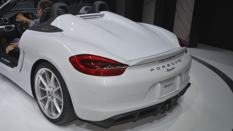 Porsche zet de nieuwe Boxster Spyder als wereldprimeur op de New York International Auto Show 2015.