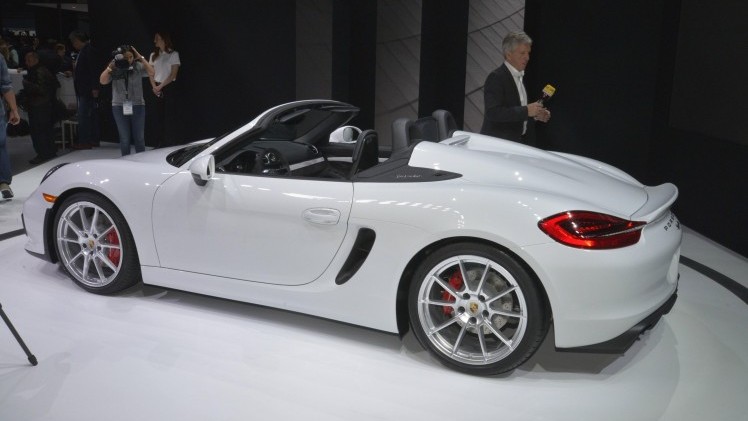 Porsche zet de nieuwe Boxster Spyder als wereldprimeur op de New York International Auto Show 2015.