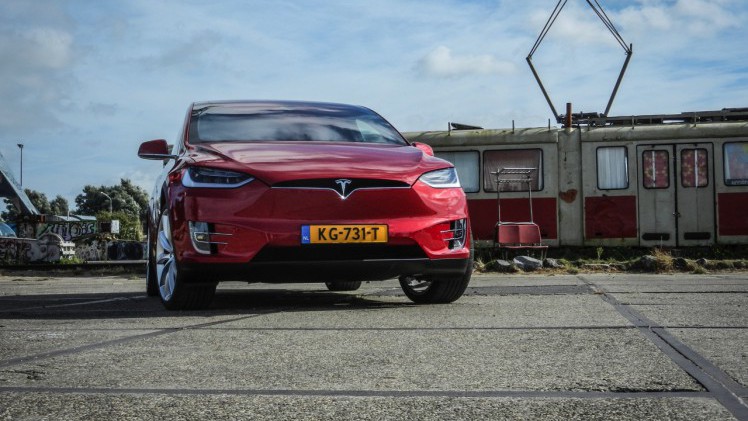 AutoVandaag deed een rijtest met de Tesla Model X P90D, die nu net als de andere Model X-modellen ook in Nederland leverbaar is. Hoe bevallen deze auto en zijn Ludicrous Mode?