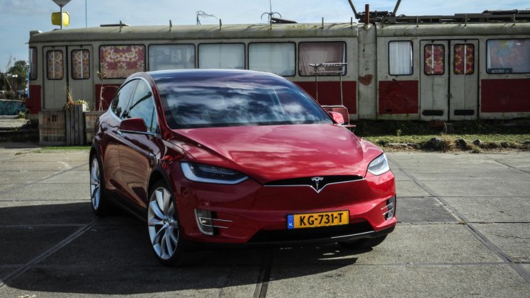 AutoVandaag deed een rijtest met de Tesla Model X P90D, die nu net als de andere Model X-modellen ook in Nederland leverbaar is. Hoe bevallen deze auto en zijn Ludicrous Mode?