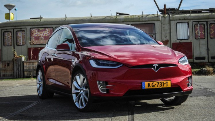 AutoVandaag deed een rijtest met de Tesla Model X P90D, die nu net als de andere Model X-modellen ook in Nederland leverbaar is. Hoe bevallen deze auto en zijn Ludicrous Mode?