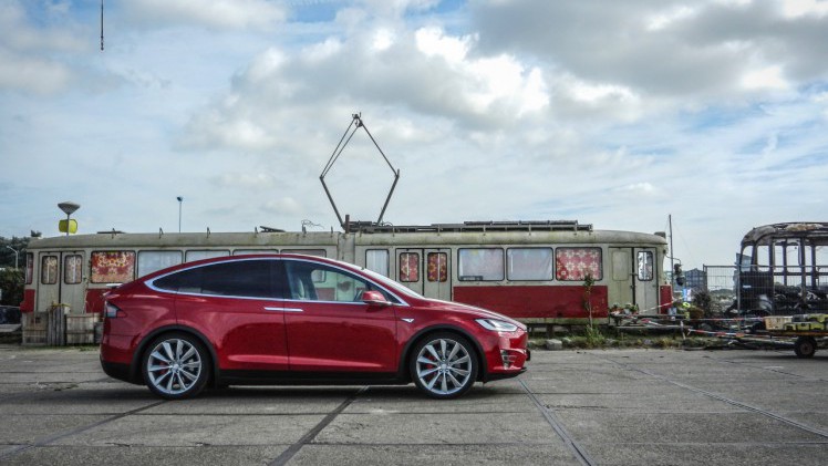AutoVandaag deed een rijtest met de Tesla Model X P90D, die nu net als de andere Model X-modellen ook in Nederland leverbaar is. Hoe bevallen deze auto en zijn Ludicrous Mode?