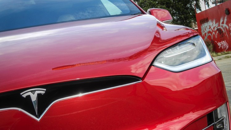 AutoVandaag deed een rijtest met de Tesla Model X P90D, die nu net als de andere Model X-modellen ook in Nederland leverbaar is. Hoe bevallen deze auto en zijn Ludicrous Mode?