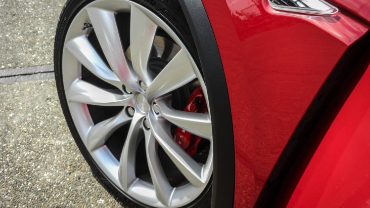 AutoVandaag deed een rijtest met de Tesla Model X P90D, die nu net als de andere Model X-modellen ook in Nederland leverbaar is. Hoe bevallen deze auto en zijn Ludicrous Mode?