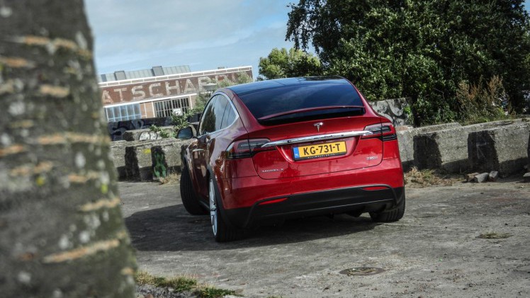 AutoVandaag deed een rijtest met de Tesla Model X P90D, die nu net als de andere Model X-modellen ook in Nederland leverbaar is. Hoe bevallen deze auto en zijn Ludicrous Mode?
