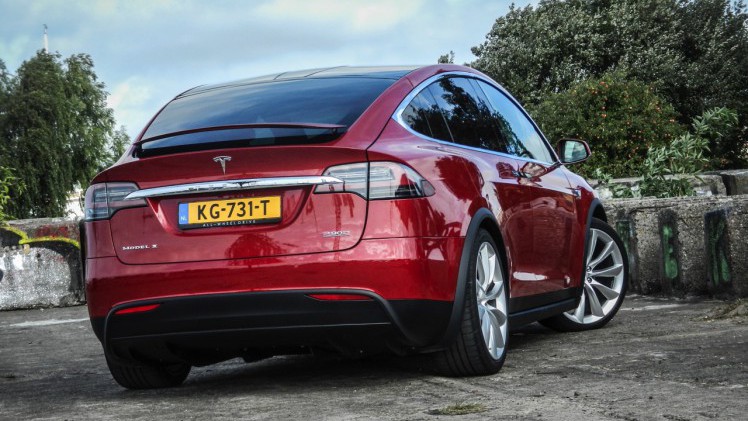 AutoVandaag deed een rijtest met de Tesla Model X P90D, die nu net als de andere Model X-modellen ook in Nederland leverbaar is. Hoe bevallen deze auto en zijn Ludicrous Mode?