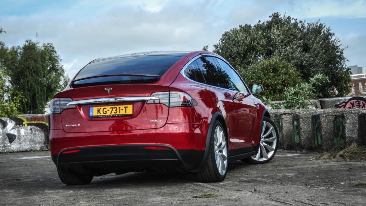 AutoVandaag deed een rijtest met de Tesla Model X P90D, die nu net als de andere Model X-modellen ook in Nederland leverbaar is. Hoe bevallen deze auto en zijn Ludicrous Mode?