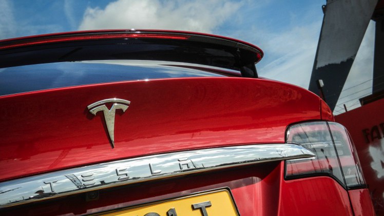 AutoVandaag deed een rijtest met de Tesla Model X P90D, die nu net als de andere Model X-modellen ook in Nederland leverbaar is. Hoe bevallen deze auto en zijn Ludicrous Mode?