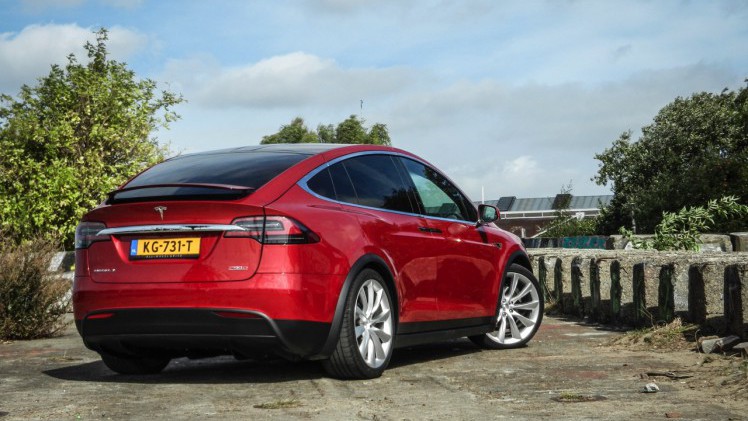 AutoVandaag deed een rijtest met de Tesla Model X P90D, die nu net als de andere Model X-modellen ook in Nederland leverbaar is. Hoe bevallen deze auto en zijn Ludicrous Mode?