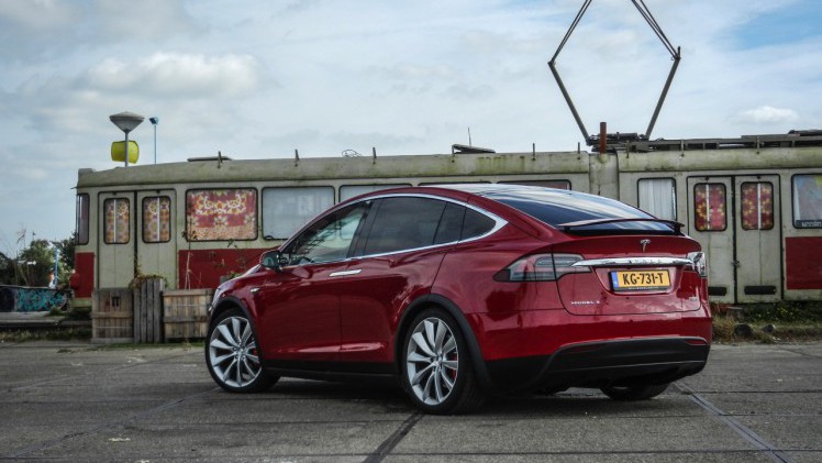 AutoVandaag deed een rijtest met de Tesla Model X P90D, die nu net als de andere Model X-modellen ook in Nederland leverbaar is. Hoe bevallen deze auto en zijn Ludicrous Mode?