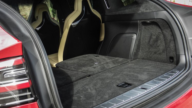 AutoVandaag deed een rijtest met de Tesla Model X P90D, die nu net als de andere Model X-modellen ook in Nederland leverbaar is. Hoe bevallen deze auto en zijn Ludicrous Mode?