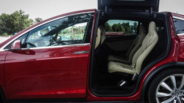 AutoVandaag deed een rijtest met de Tesla Model X P90D, die nu net als de andere Model X-modellen ook in Nederland leverbaar is. Hoe bevallen deze auto en zijn Ludicrous Mode?
